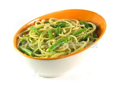 Espaguetis con judías verdes frescas y piñones