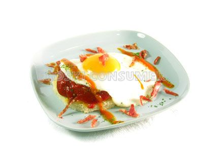 Huevo a la plancha con salsa de tomate, pimientos y paleta ibérica