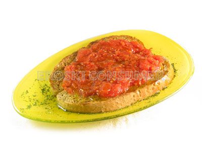 Tostadas de pan con tomate y finas hierbas