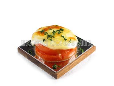 Rodajas de tomate con queso fresco y queso graso gratinado